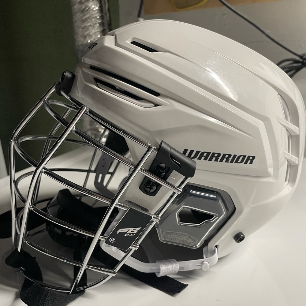 Box lacrosse helmet